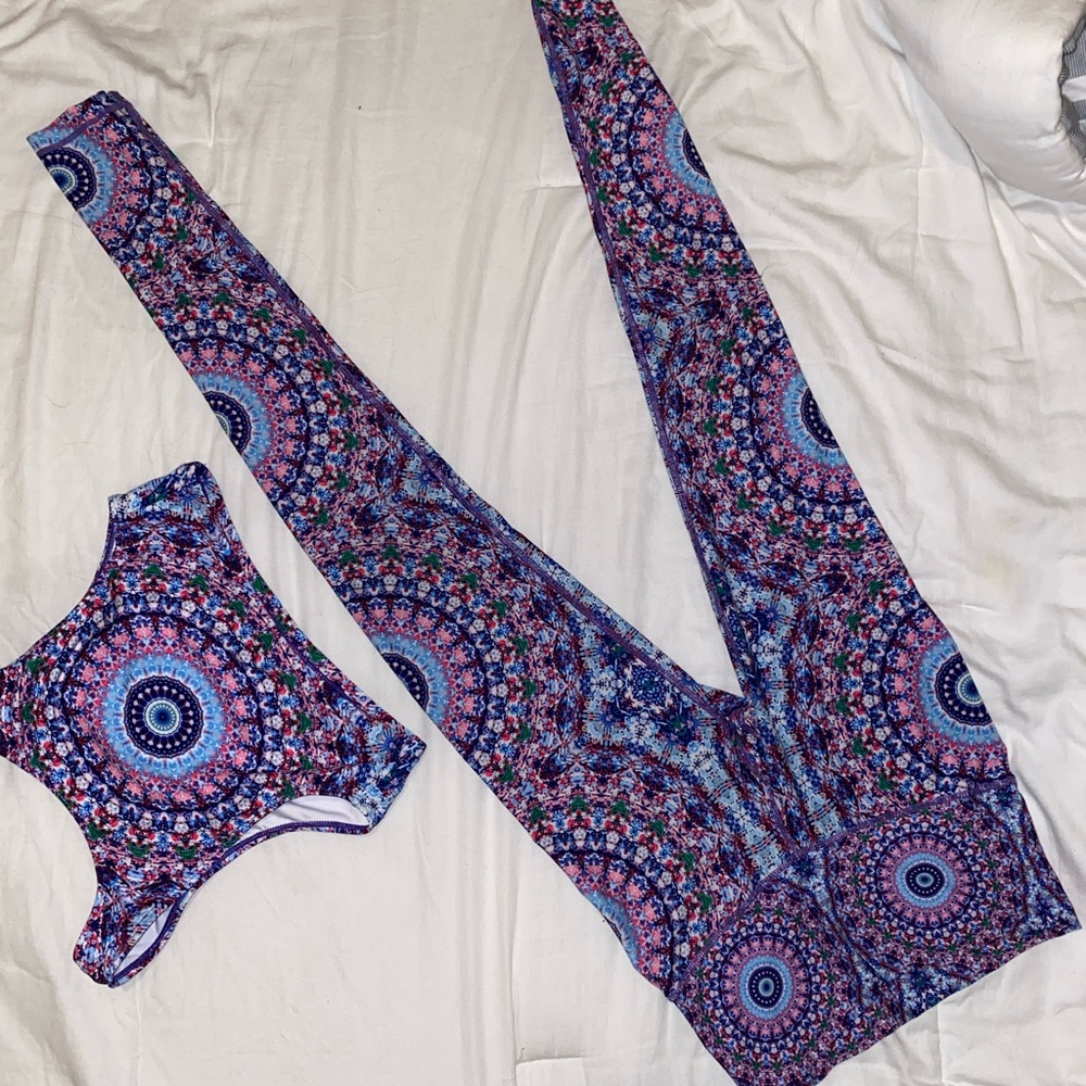 Matching yoga set (crop top and leggings)